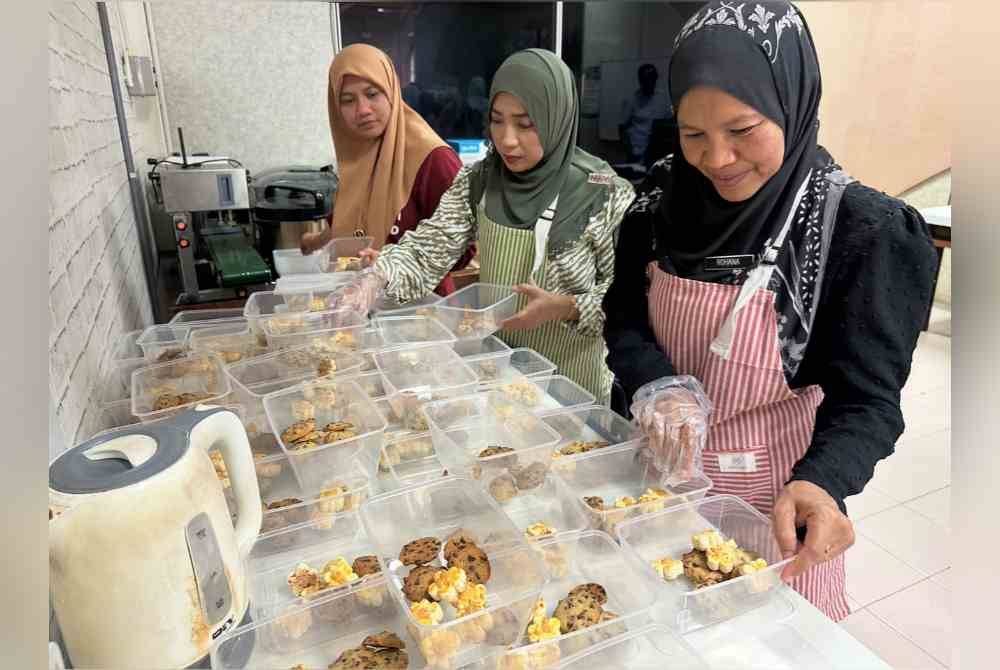 Peserta lain yang turut menyertai Kursus Pembuatan Biskut Raya Kawasan Rukun Tetangga Kampung Baru Pasir Pekan di Kolej Komuniti Pasir Mas.