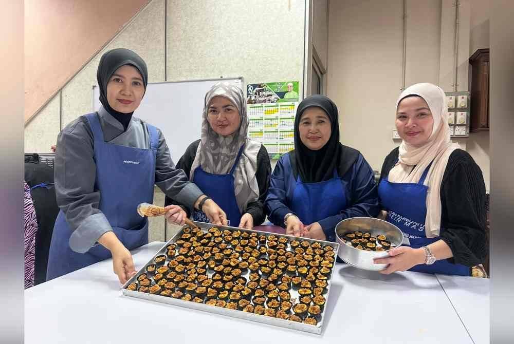 Siti Shazwanie (kanan) Siti Zaleha (dua dari kanan) dan Siti Nur Shazrafienna (dua dari kiri) bersama tenaga pengajar, Siti Noor Mardiana Mohd Nawawi.