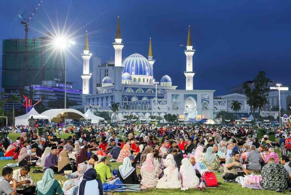 Berbuka puasa bersama sudah menjadi kebiasaan di Malaysia, dengan ramai rakyat bukan Islam turut serta dalam majlis iftar sebagai tanda hormat dan solidariti. Foto hiasan/Bernama