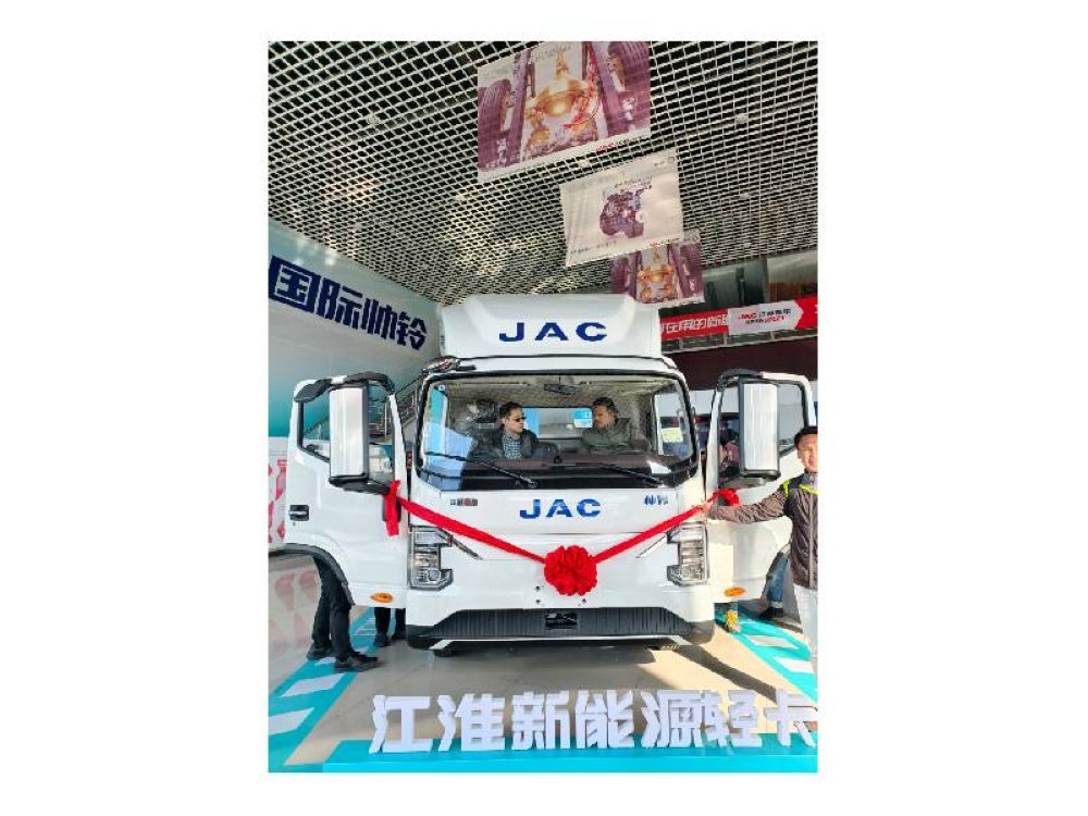 Manndzri mencuba salah satu jentera hasil binaan JAC New Energy, Beijing.