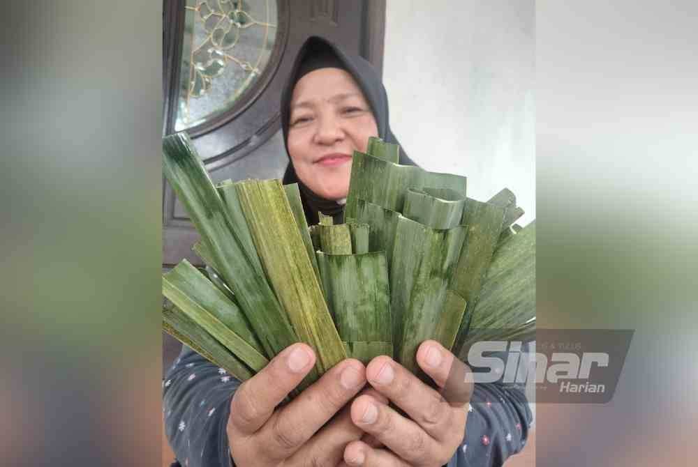 Daun ketupat dipotong pendek untuk dijadikan pelapik ketika merebus ketupat daun tebu.
