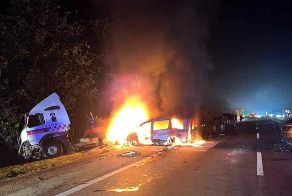 Tayar hadapan sebelah kanan sebuah treler pecah dipercayai punca kemalangan melibatkan empat buah kenderaan di Kilometer 58.1 Lebuh Raya Utara Selatan arah selatan pada malam Khamis.