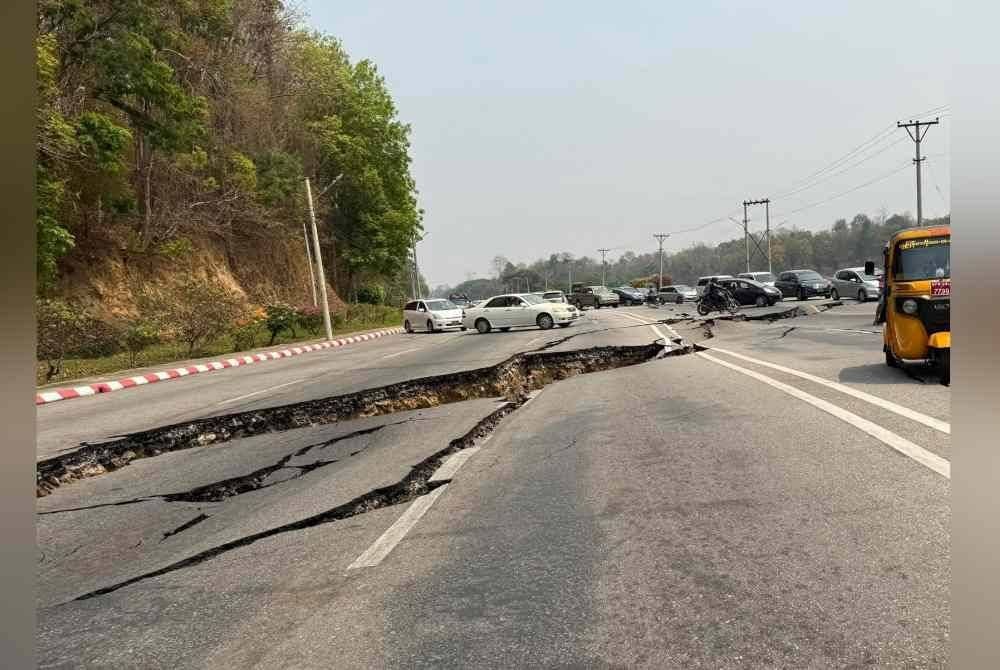 Sebuah jalan rosak selepas gempa bumi di Nay Pyi Taw, Myanmar. Foto Xinhua