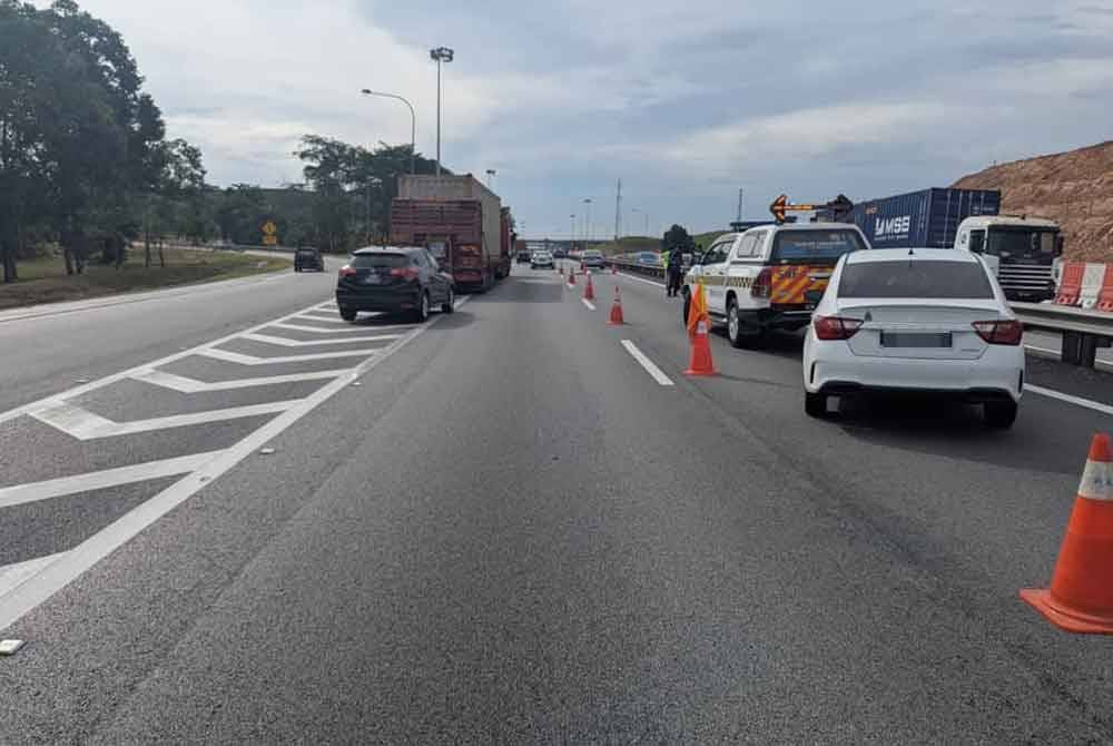 Seorang remaja maut setelah motosikal ditunggangnya terlibat dalam kemalangan dengan sebuah bas di Kilometer (KM) 40.9 Lebuhraya Utara- Selatan, arah utara di sini, pada Jumaat.
