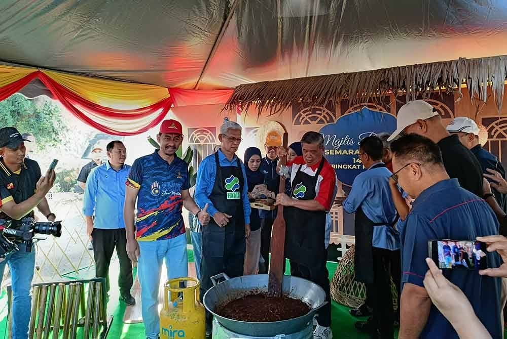 Mohamad (tengah) ketika ditemui pemberita dalam Majlis Pelancaran Semarak Syawal Peringkat Kebangsaan di Pasar Tani Taman Sri Andalas, Klang pada Sabtu.