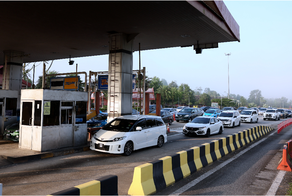 Keadaan aliran trafik di Plaza Tol Kuala Terengganu, Lebuhraya Pantai Timur 2 (LPT2) bergerak perlahan susulan orang ramai pulang ke kampung halaman bagi menyambut Aidilfitri. Foto Bernama