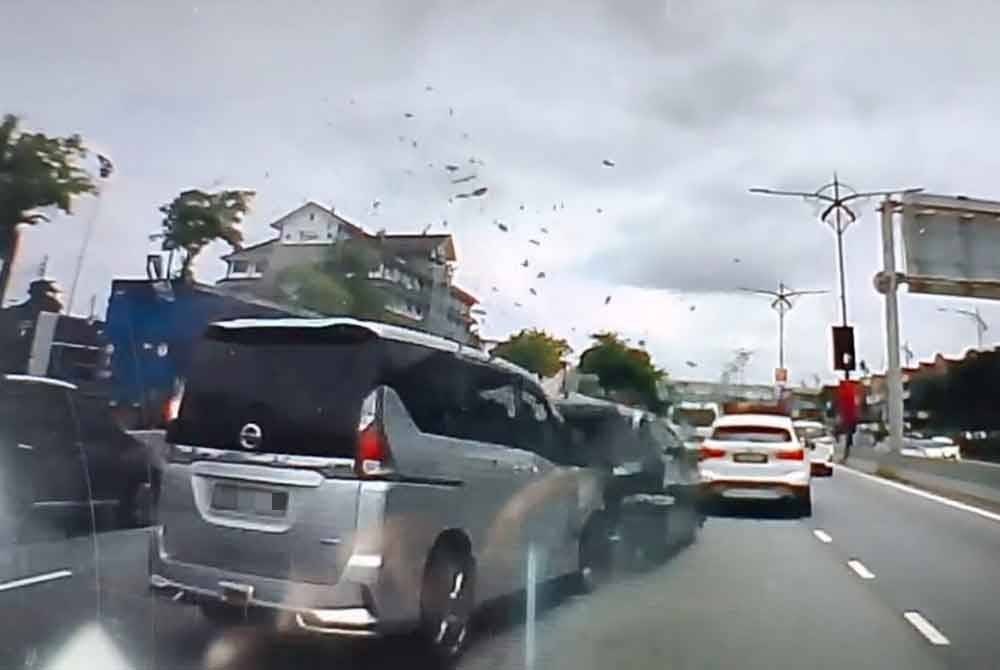 Tangkap layar video kamera papan pemuka yang memaparkan Nissan Serena merempuh MPV Toyota Wish dalam kemalangan di Johor Bahru pada Jumaat.