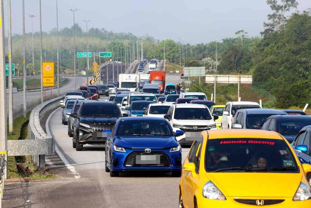 Keadaan aliran trafik di Plaza Tol Kuala Terengganu, Lebuhraya Pantai Timur 2 (LPT2) bergerak perlahan susulan orang ramai pulang ke kampung halaman bagi menyambut Aidilfitri yang bakal menjelang tidak lama lagi semasa tinjauan pada Sabtu. Foto Bernama