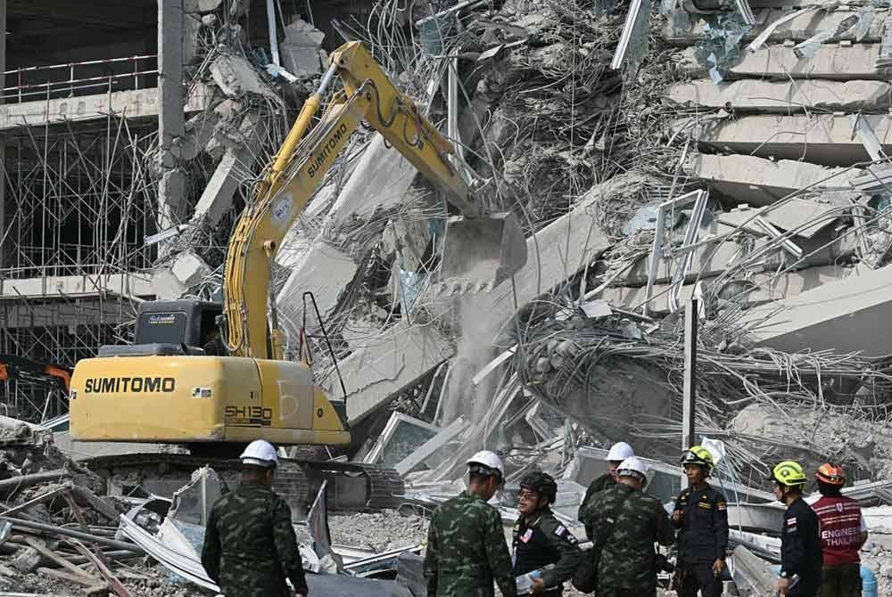 Jentera digunakan untuk membersihkan runtuhan bangunan yang masih dalam pembinaan sehari selepas gempa bumi kuat melanda Myanmar dan Thailand. - AFP