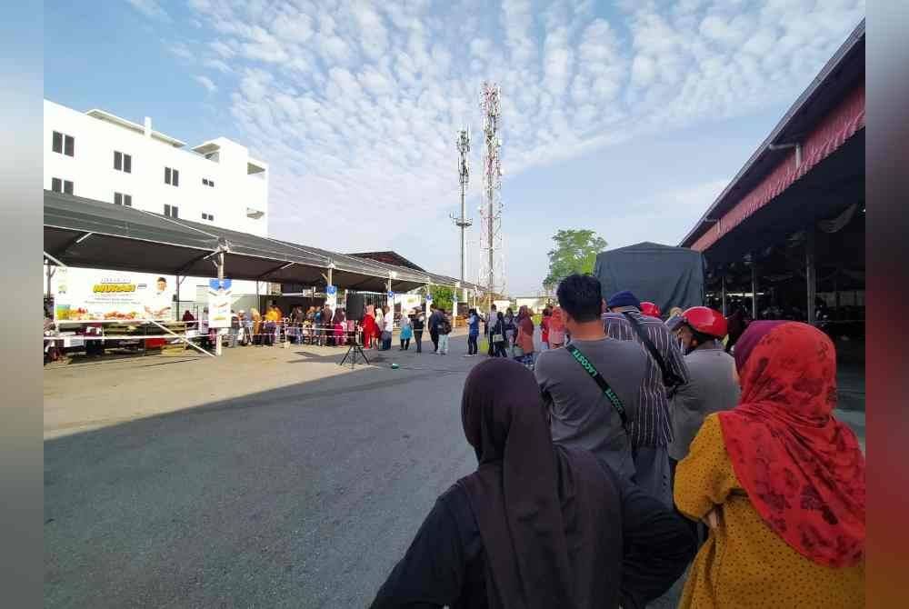 Orang ramai sanggup beratur panjang seawal jam 7 pagi bagi mendapatkan keperluan hari raya sempena JTM Aidilfitri Parlimen Bukit Gantang di pekarangan Pusat Khidmat Ahli Parlimen Bukit Gantang pada Sabtu.