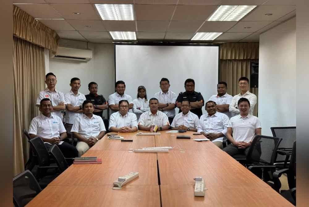 Khairol Najib (duduk, tengah) bersama barisan jawatankuasa baharu Angkatan Muda Harapan Perak.