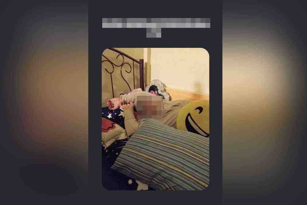 Purdah yang dipakai Hidayah terlucut ketika sedang lena tidur di sebelah ibu Maya