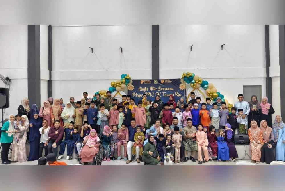Kira-kira 200 tetamu hadir termasuk murid PPKI SK Taman Ria ke Majlis Iftar Pantai Hospital.