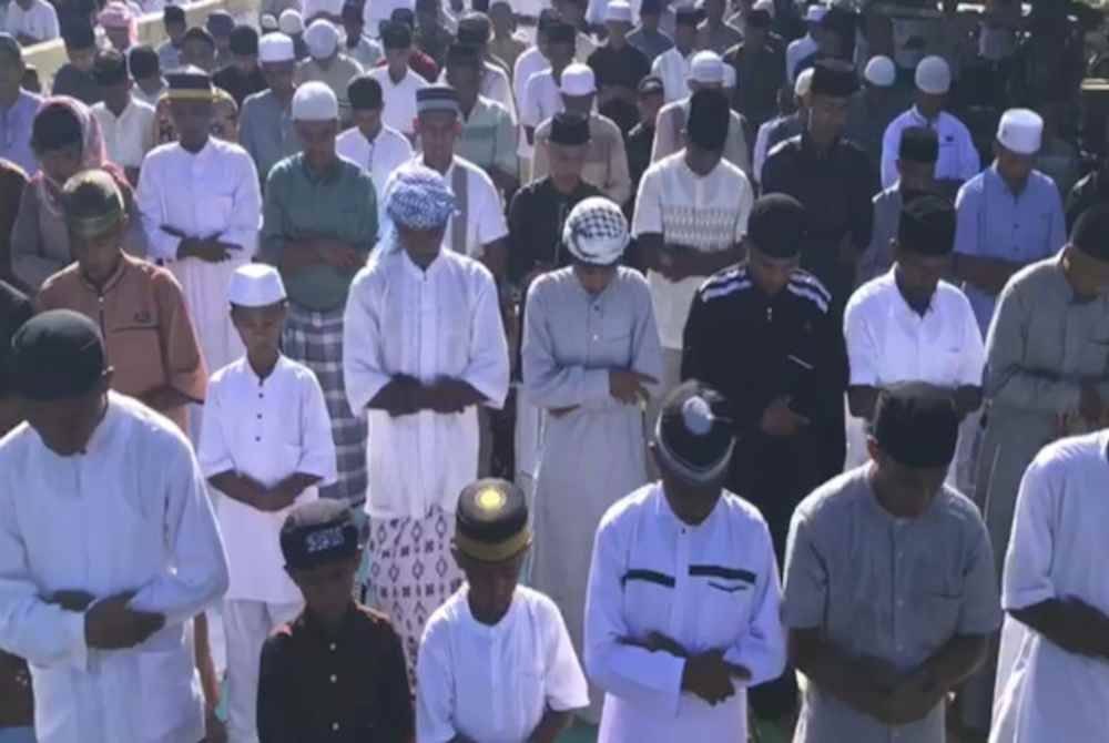 Penduduk negeri Wakal menunaikan solat sunat Aidilfitri pada pagi Sabtu. Foto Agensi