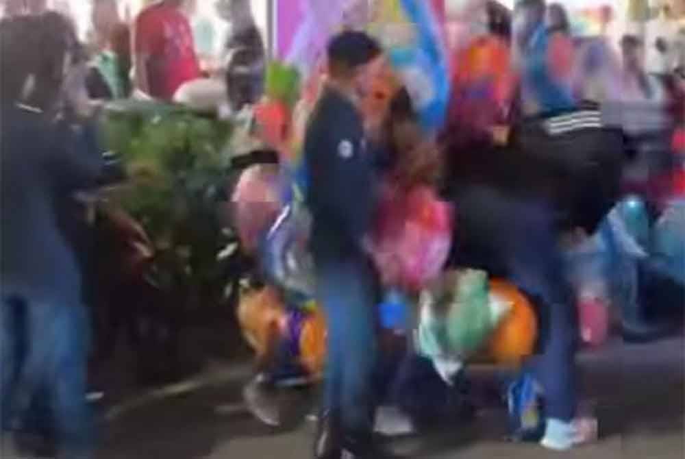Rakaman video yang dipercayai diambil peniaga sekitar lokasi itu mulanya menunjukkan beberapa anggota penguat kuasa DBKL sedang merampas belon yang dijual seorang individu.