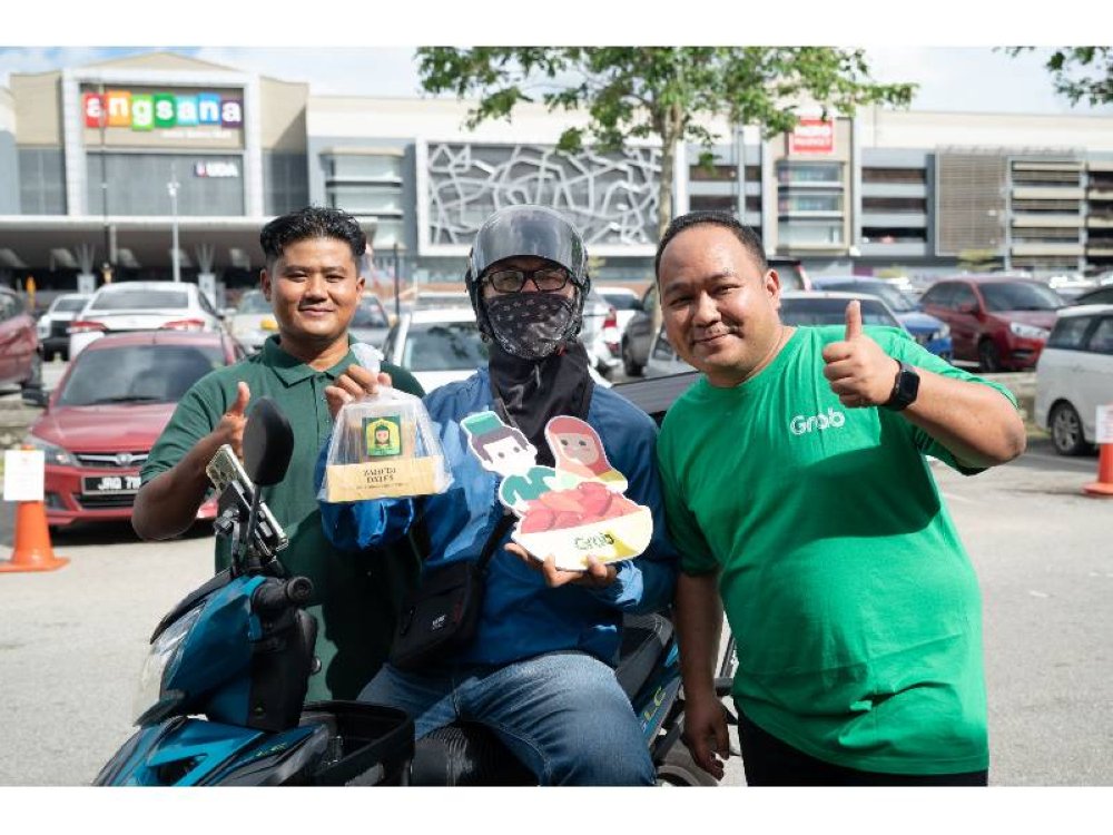 Bubur lambuk siap dimasak diagihkan kepad Rakan Penghantar dan Rakan Pemandu Gram Malaysia serta komuniti.