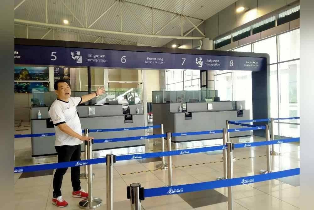 Sze Yee menunjukkan antara penambahbaikan yang telah dilaksanakan di LTSAS ketika meninjau lapangan terbang tersebut pada Sabtu.