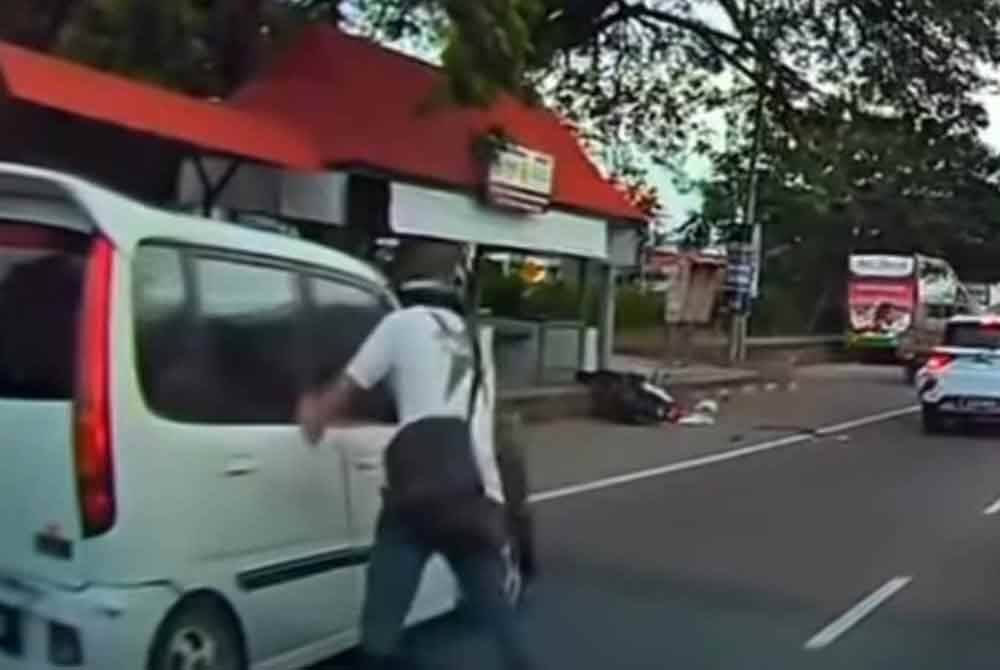 Penunggang motosikal bertindak agresif memukul cermin kereta pemandu selepas terjatuh dalam kejadian di Jalan Papar-Kota Kinabalu.