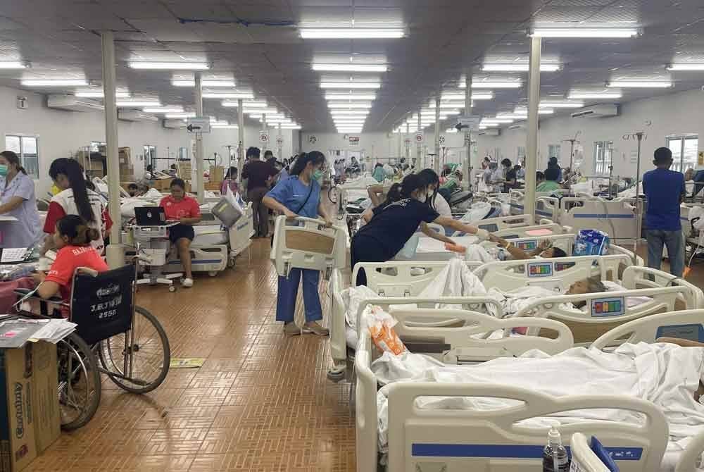Pesakit dirawat di kawasan rawatan perubatan sementara di kantin sebuah hospital di Bangkok sehari selepas gempa bumi melanda Myanmar tengah dan Thailand. Foto AFP