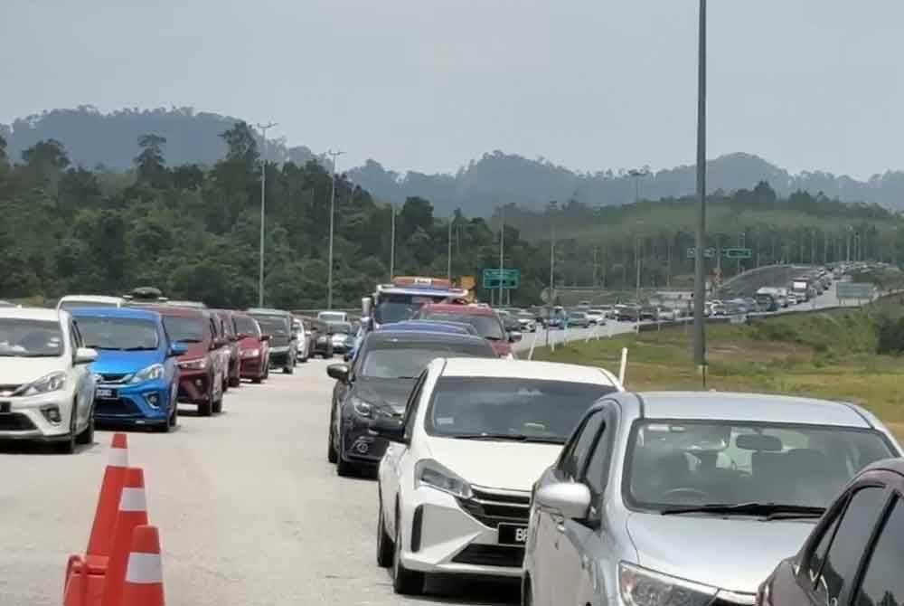 Antara kenderaan yang mula memasuki Plaza Tol Kuala Terengganu pada Sabtu.