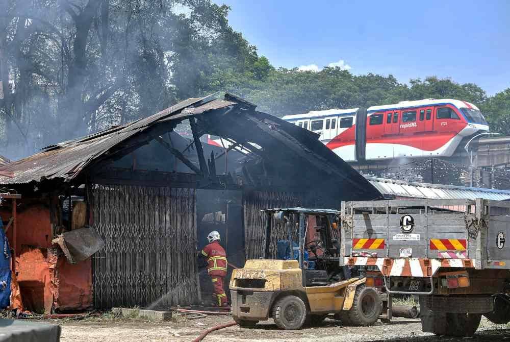 Kebakaran yang melibatkan sebuah kedai perkakasan berkeluasan 350 meter persegi dan kemusnahan dianggarkan 100 peratus. Foto Bernama