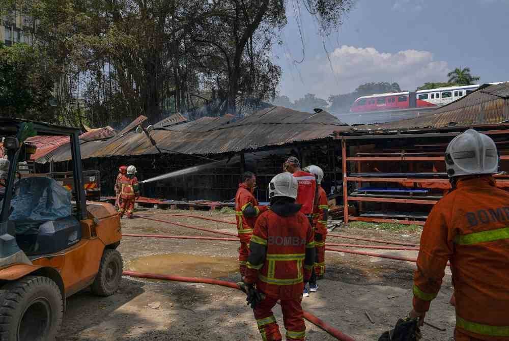 Sebuah kedai perkakasan dan enam unit kedai makan di Jalan Sultan Azlan Shah, musnah dalam kebakaran pada Sabtu. Foto Bernama