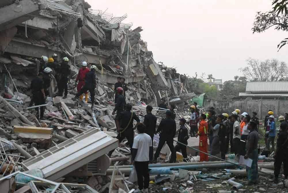 Pasukan penyelamat mencari mangsa yang terperangkap di dalam runtuhan bangunan Sky Villa Condominium di Mandalay, sehari selepas gempa bumi melanda Myanmar tengah. Foto AFP