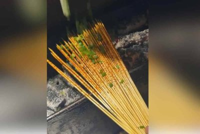 Sate buluh yang hanya ditambah perisa dan jual RM6.60 sebanyak 50 cucuk. Foto Agensi