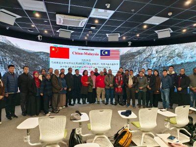 Manndzri (tengah) bersama delegasi RISDA-UCAM-MCI dan China Agricultural University, Beijing.