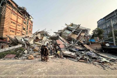 Beberapa banggunan runtuh selepas gempa bumi di Myanmar.