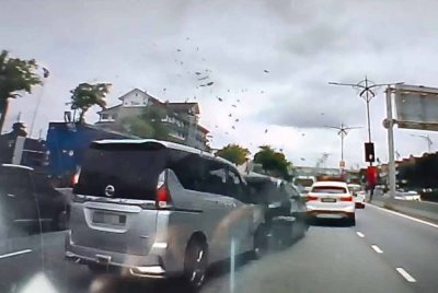 Tangkap layar video kamera papan pemuka yang memaparkan Nissan Serena merempuh MPV Toyota Wish dalam kemalangan di Johor Bahru pada Jumaat.