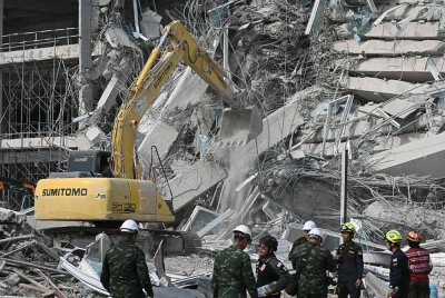 Jentera digunakan untuk membersihkan runtuhan bangunan yang masih dalam pembinaan sehari selepas gempa bumi kuat melanda Myanmar dan Thailand. - AFP