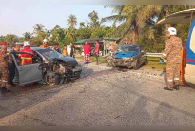 Keadaan Perodua Myvi dan Proton Wira yang remuk di bahagian hadapan selepas terlibat kemalangan di Jalan Tok Bok, Kampung Banggol Pak Esah, Pasir Puteh, pagi Sabtu. Foto bomba