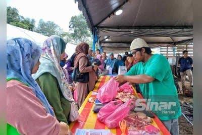 Pelanggan beratur bagi membeli daging lembu segar.