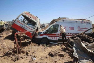 Penduduk Palestin memeriksa kerosakan di bengkel pembaikan ambulans yang terkena serangan Israel di kem pelarian al-Maghazi, Genting Gaza. - AFP