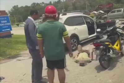 Video tular seorang pemandu MPV rebah dipercayai dikasari dalam insiden perselisihan faham di Taman Cheng Utama di sini.