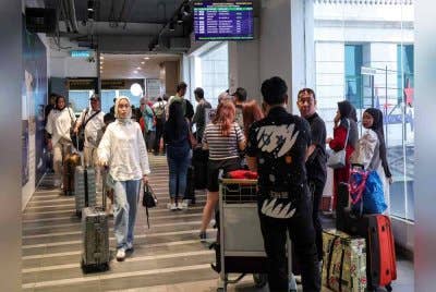 Orang ramai sabar menunggu feri untuk pulang ke kampung halaman masing-masing menjelang Aidilfitri minggu hadapan pada tinjauan di Terminal Feri Antarabangsa Stulang. Foto Bernama