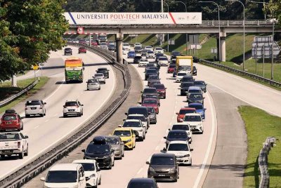 Aliran trafik bergerak perlahan di Lebuhraya PLUS menghala utara berdekatan Plaza Tol Sungkai ketika tinjauan pada jam 4 petang Sabtu. Foto Bernama