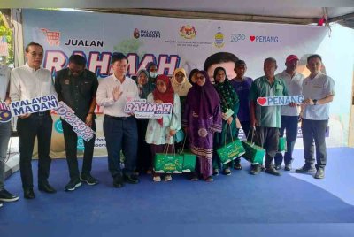 Kon Yeow (tiga dari kiri) bergambar bersama penerima bakul makanan sempena program Jualan Rahmah Madani Parlimen Batu Kawan yang diadakan di Taman Merak pada Sabtu.