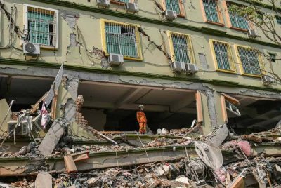 Lebih daripada 90 orang dipercayai terperangkap di dalam runtuhan sebuah blok pangsapuri yang musnah akibat gempa bumi dahsyat di Mandalay, tengah Myanmar. Foto AFP