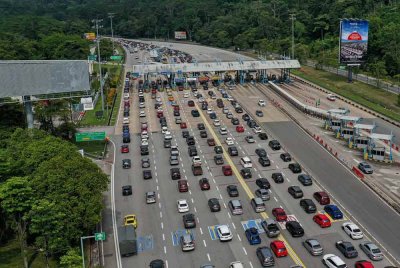 Aliran trafik di Plaza Tol Gombak ke arah Pantai Timur bergerak perlahan berikutan pertambahan kenderaan warga kota yang pulang ke kampung halaman ketika tinjauan setakat jam 5 petang Sabtu. Foto Bernama