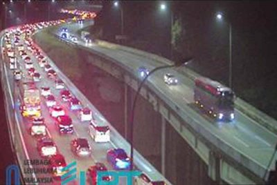 Aliran trafik di Kilometer 35.3 Lebuhraya Kuala Lumpur-Karak (KLK) arah timur bergerak perlahan susulan peningkatan jumlah kenderaan, malam Sabtu.