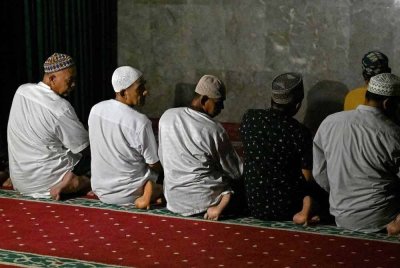 Umat Islam menunaikan solat terawih di masjid Asasuttaqwa di Tuban, pulau percutian Bali, pada Sabtu. Indonesia mengumumkan tarikh 1 Syawal 1446 Hijrah bersamaan 31 Mac 2025. Foto AFP