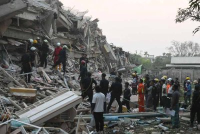 Pasukan penyelamat mencari mangsa yang terperangkap di dalam runtuhan bangunan Sky Villa Condominium di Mandalay, sehari selepas gempa bumi melanda Myanmar tengah. Foto AFP