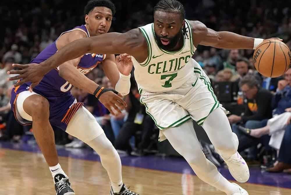 Brown (kanan) menampilkan aksi cemerlang ketika menentang Phoenix Sun.