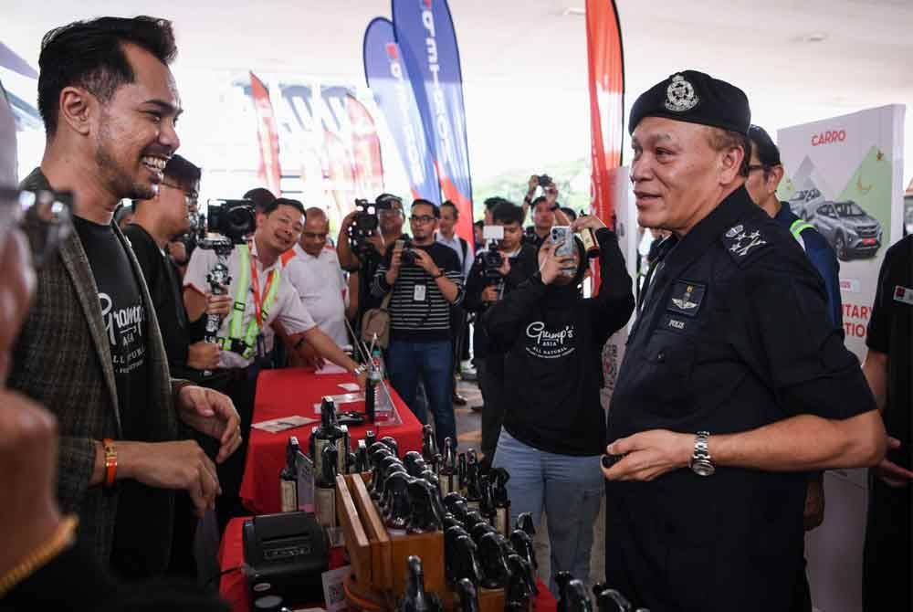 Wan Hassan Wan Ahmad (kanan) ketika melawat reruai pada Majlis Pelancaran Program Keselamatan Jalan Raya sempena Hari Raya Aidilfitri 2025 anjuran Petron Malaysia di Petron MRR2 Selayang, Selangor pada Isnin.