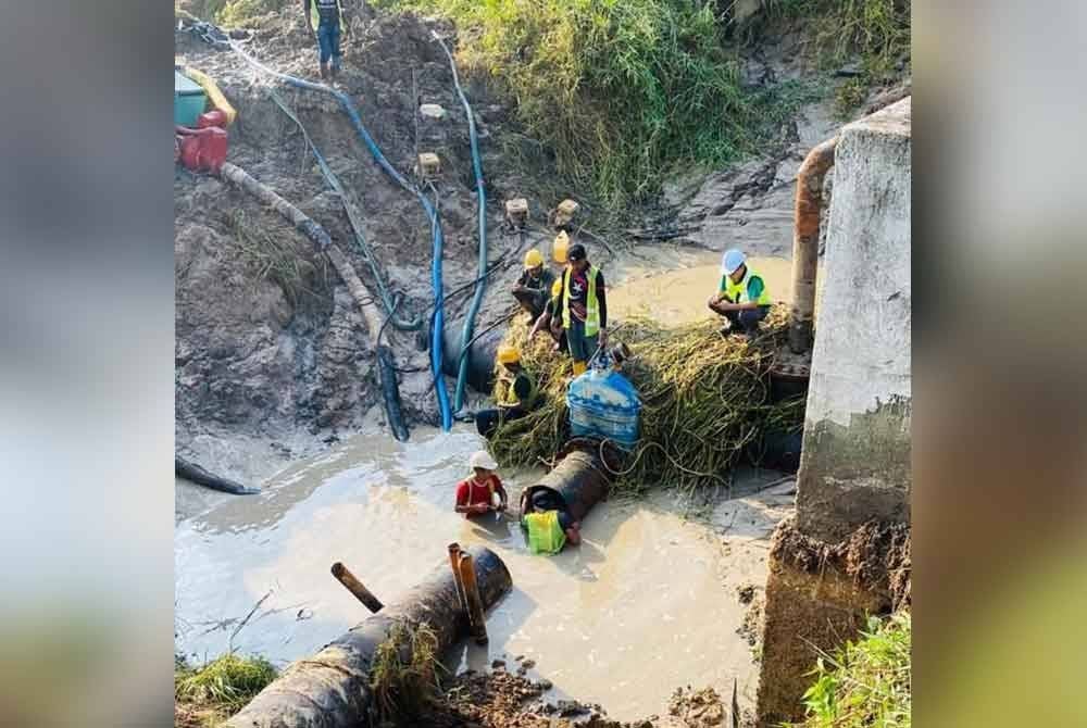 Kerja-kerja pembaikan paip pecah di Lebuhraya Pasir Gudang berhampiran Taman Daya sedang giat dijalankan.