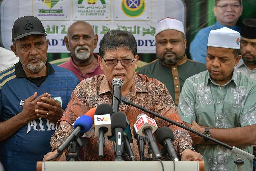 Johari ketika sidang media selepas Program Bantuan Beras Presma kepada 3,333 Asnaf sempena Hari Raya Aidilfitri di Maahad Tahfiz Al-Faridiyah Taman Seri Rampai pada Ahad. Foto Bernama