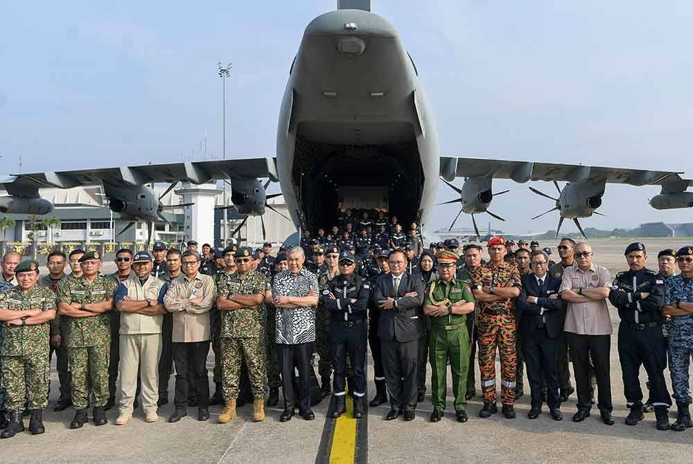 Ahmad Zahid (enam dari kiri) bersama Mohd Nizam (lima dari kiri), Aung Soe Win (lapan dari kiri), Khairul Shahril (tengah) dan Mohd Khairul (dua dari kanan) pada pelepasan Pasukan Mencari dan Menyelamat Khas Malaysia (SMART) ke Naypyidaw, Myanmar pagi Ahad. Foto Bernama