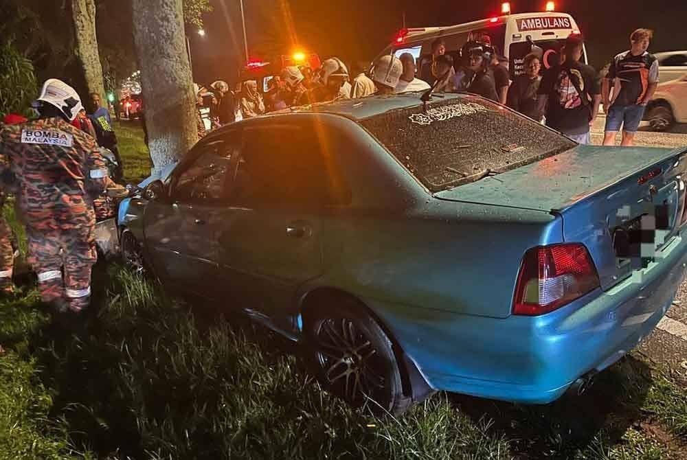 Seorang lelaki maut selepas kereta dipandunya terbabas sebelum melanggar sebatang pokok di Kilometer 57.5, Jalan Batu Pahat-Mersing, di sini pada malam Sabtu. - Foto IPD Kluang